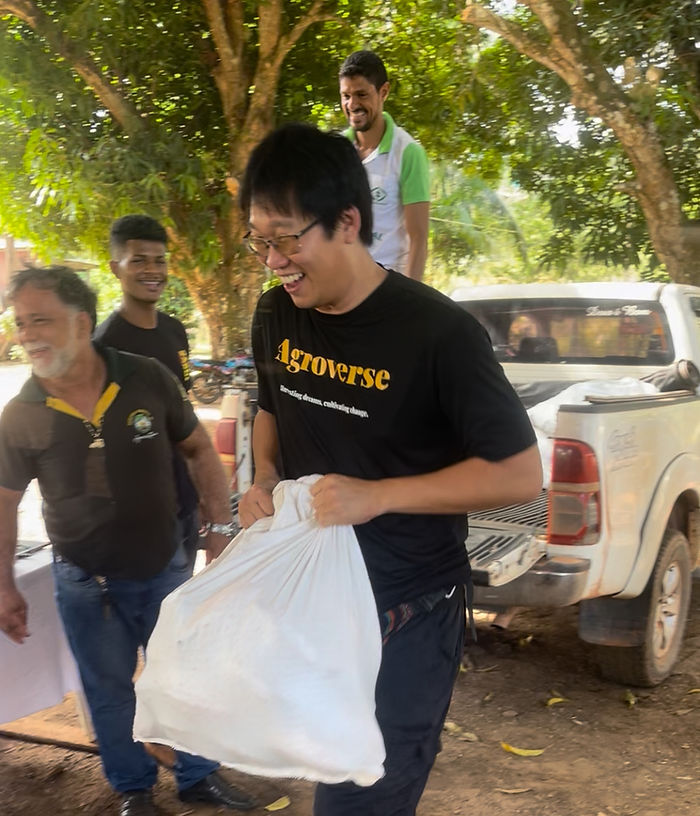 Gary transporting a bag of cacao from the pickup truck for loading in Para